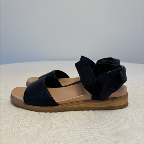 Sandals - Picture 1 of 5